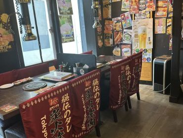 (中文) 靠窗桌席
