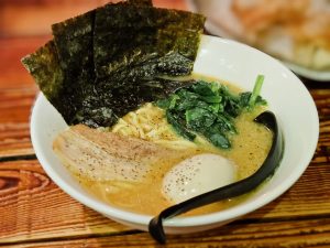 炭火と鉄板66x家系ラーメン益六家